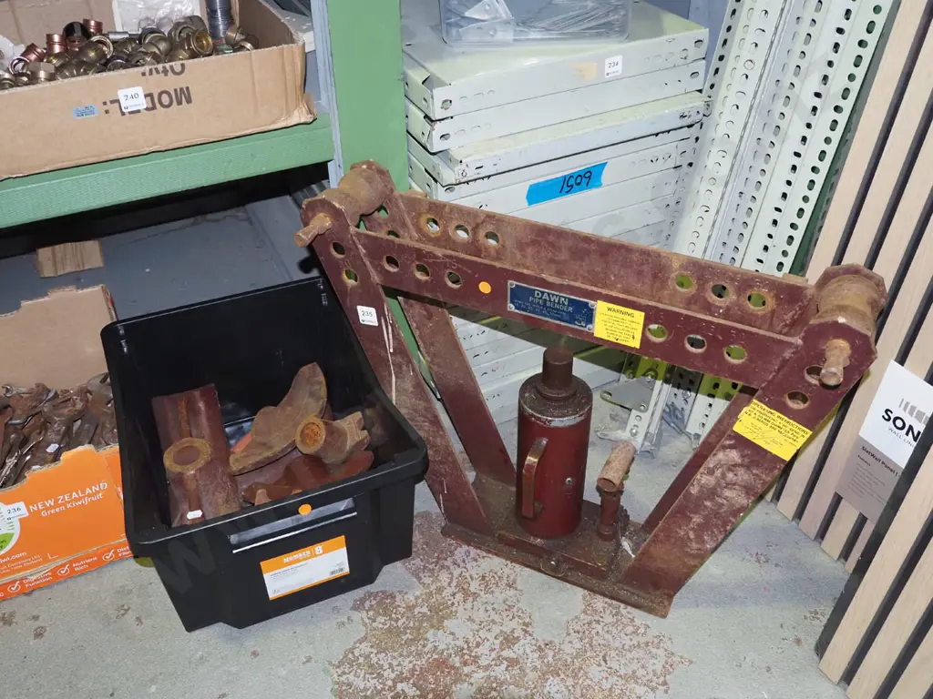 Dawn pipe bender, tub of accessories - orange dots Image 1++