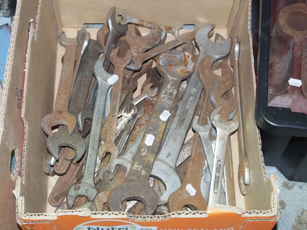 box; various spanners Image 1++