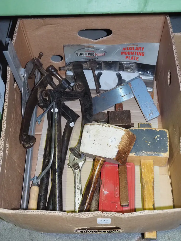 box; wooden mallets, builder's square, clamps etc Image 1++