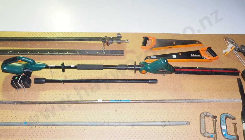 battery powered extending hedge trimmer with additional pole - green dots Image 1++