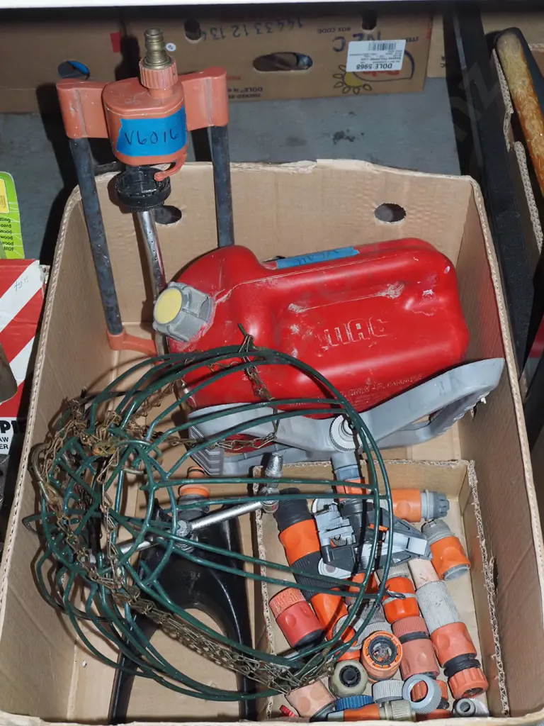 box; fuel container, hose fittings etc Image 1++