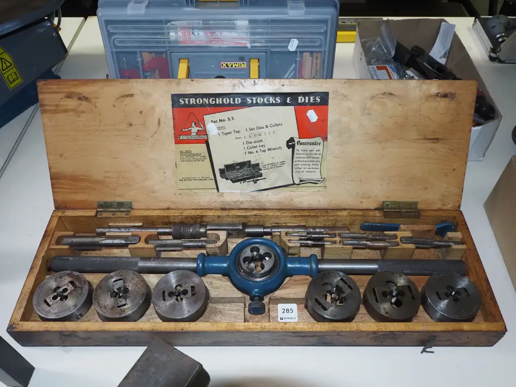 box; tap and die set  Image 1++