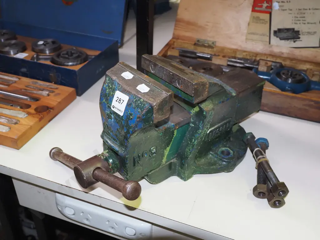 100mm engineer's vice Image 1++