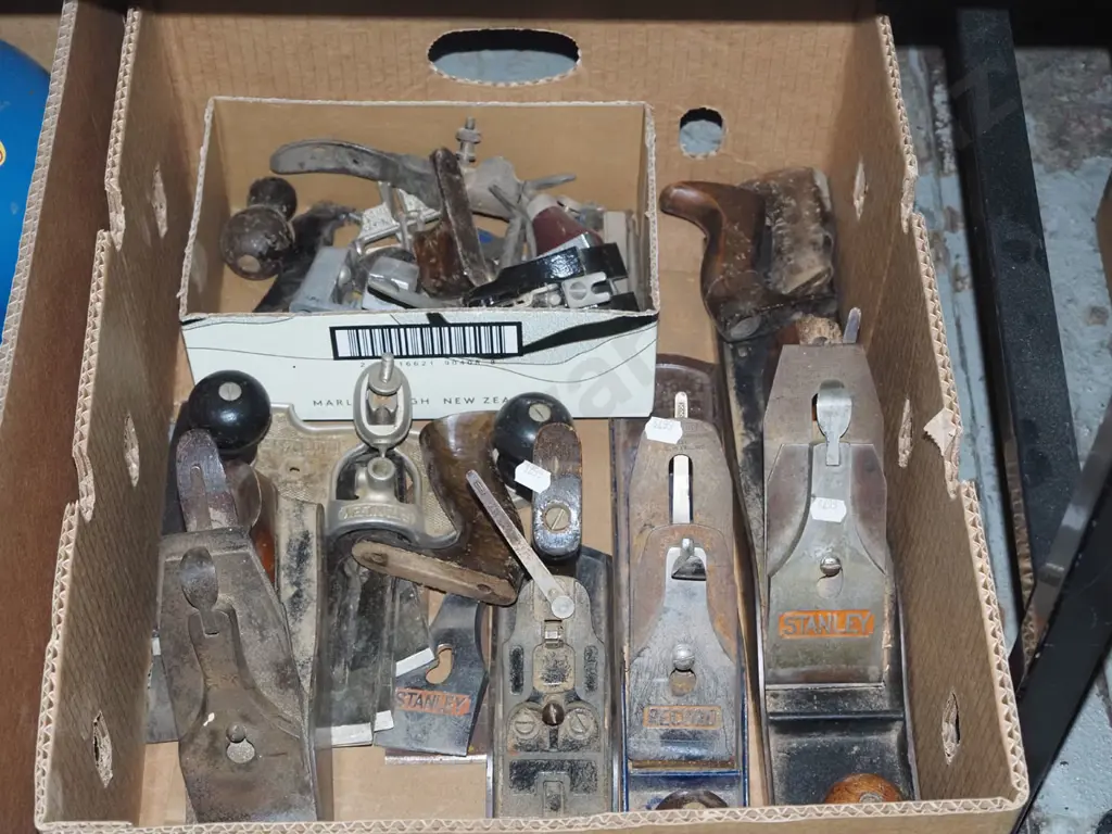 box; broken hand planes etc Image 1++