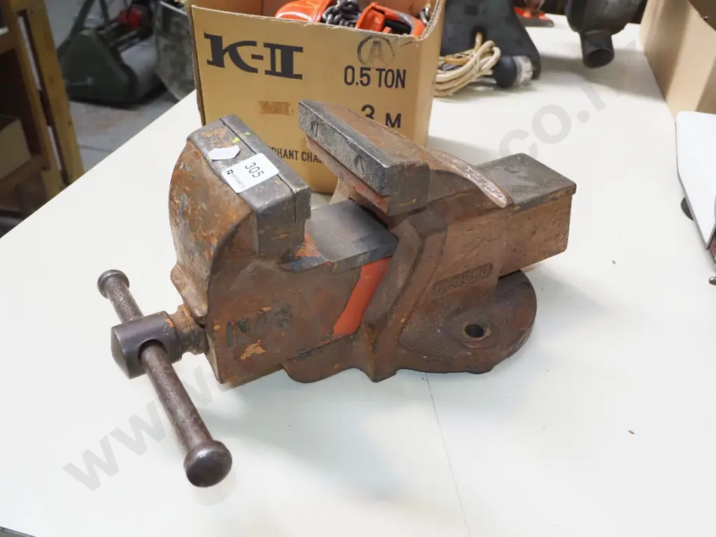 100mm engineer's vice Image 1++