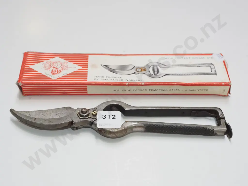 secateurs and box Image 1++