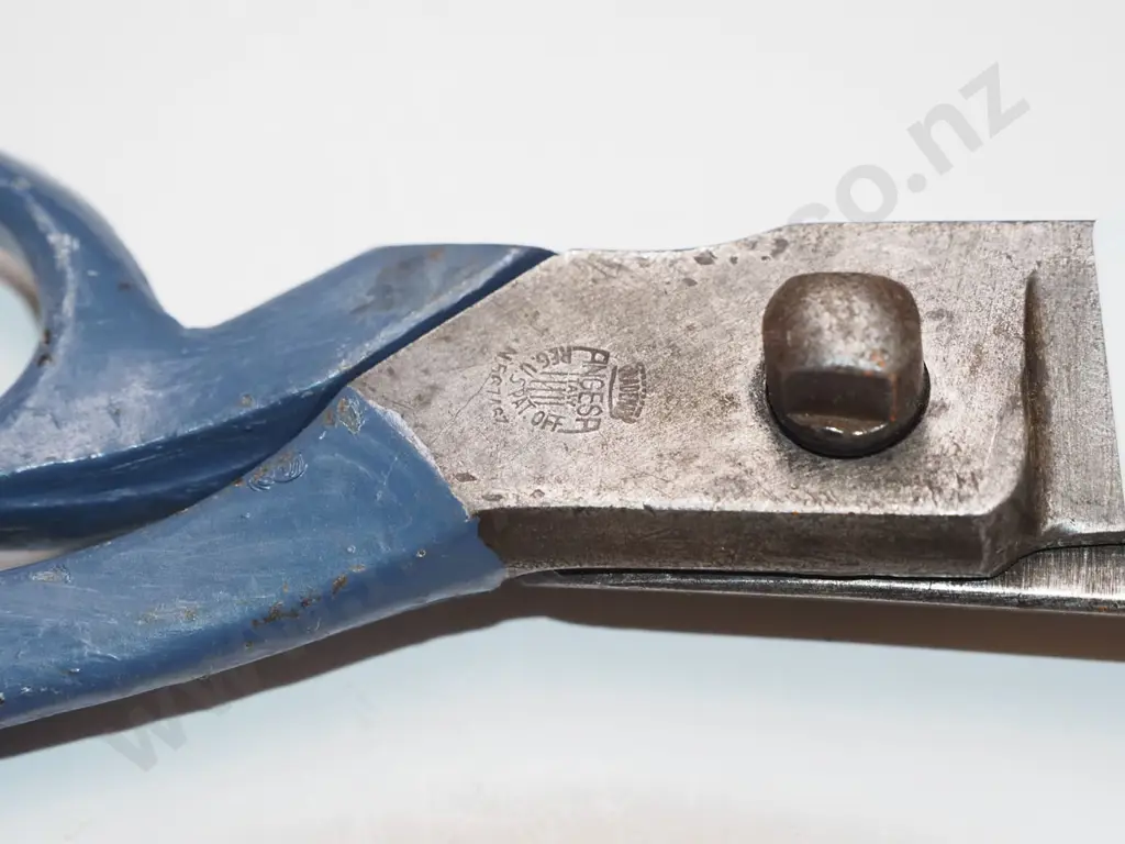 large pair of scissors Image 1++