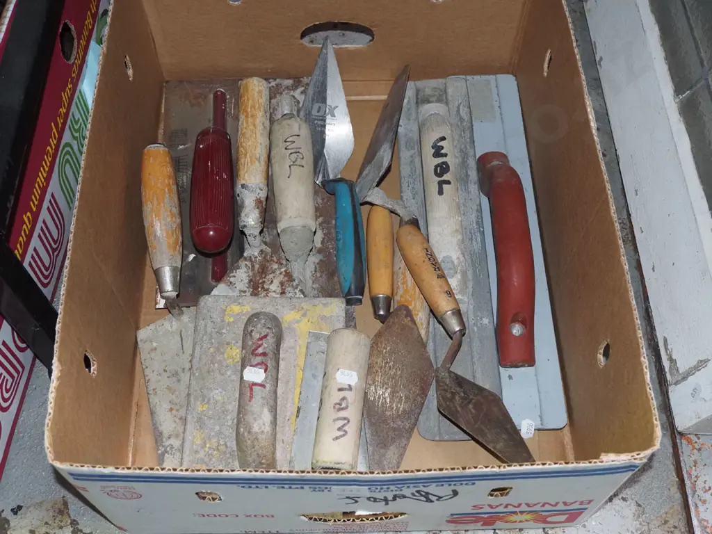 box; plasterer's trowels Image 1++