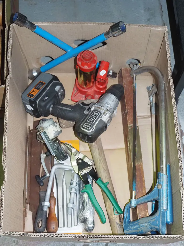 box; hack saws, builders level, tin snips etc Image 1++