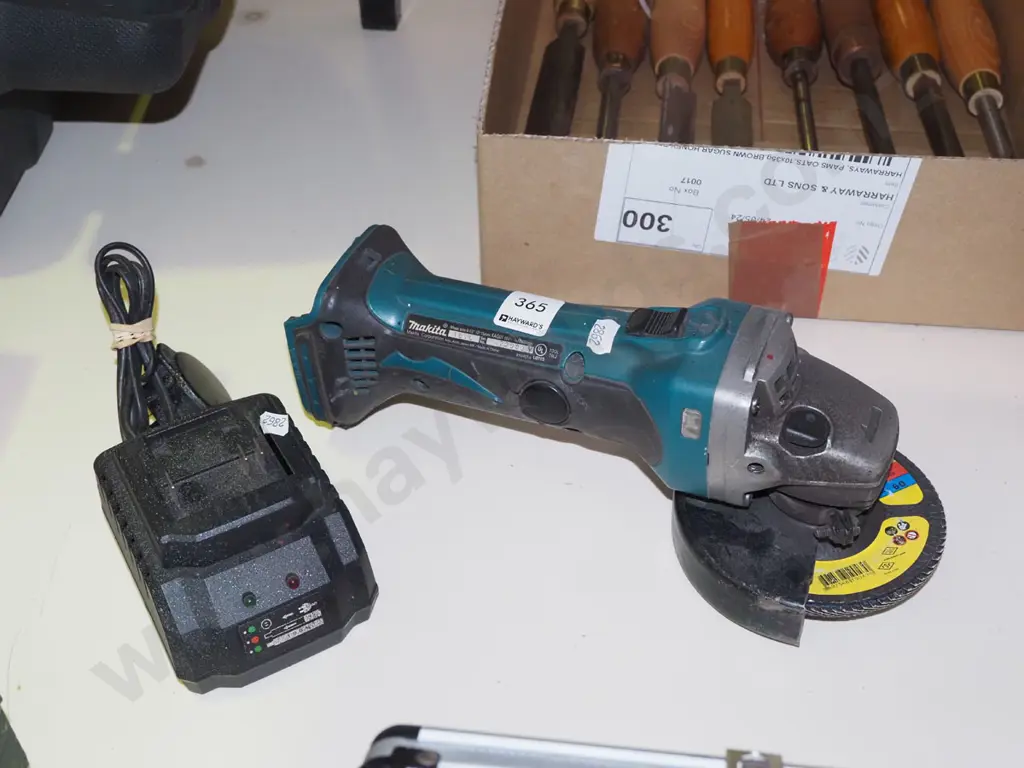 Makita angle grinder - no battery, 1x charger Image 1++