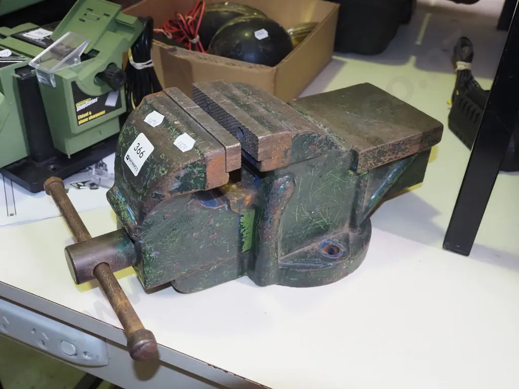 100mm engineer's vice Image 1++