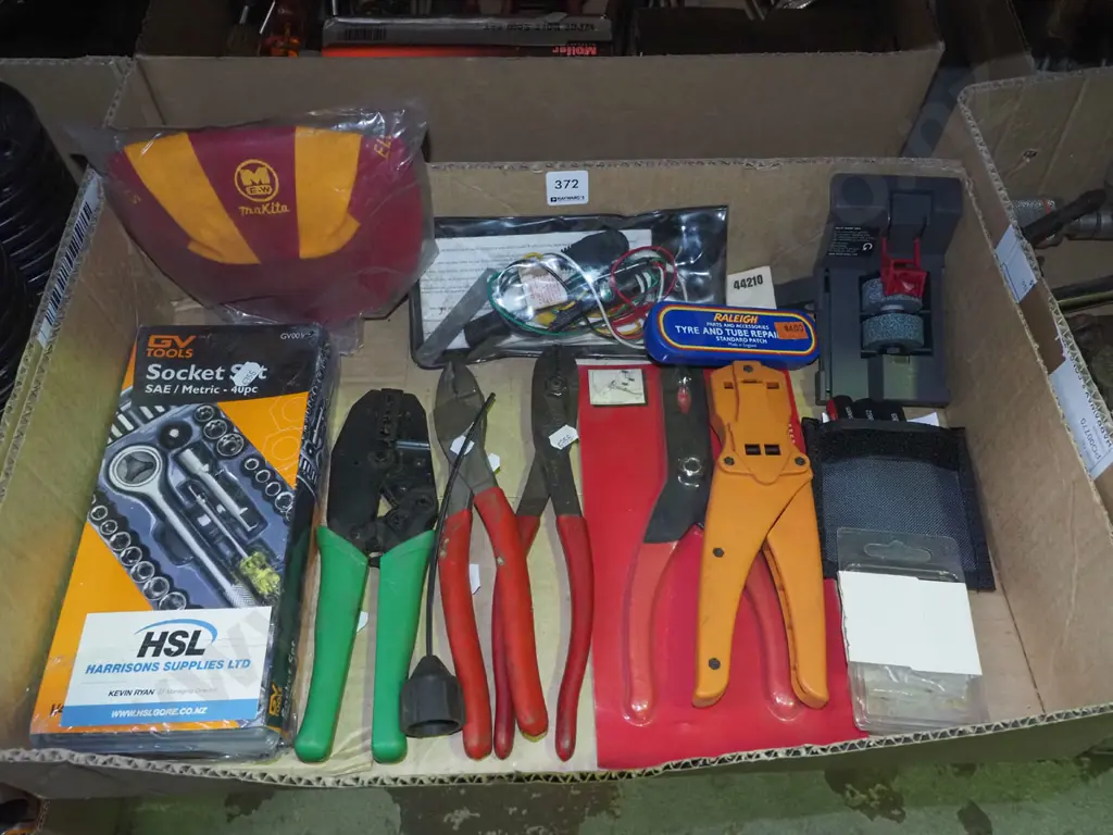 box; wire strippers, socket set, Makita cap etc Image 1++