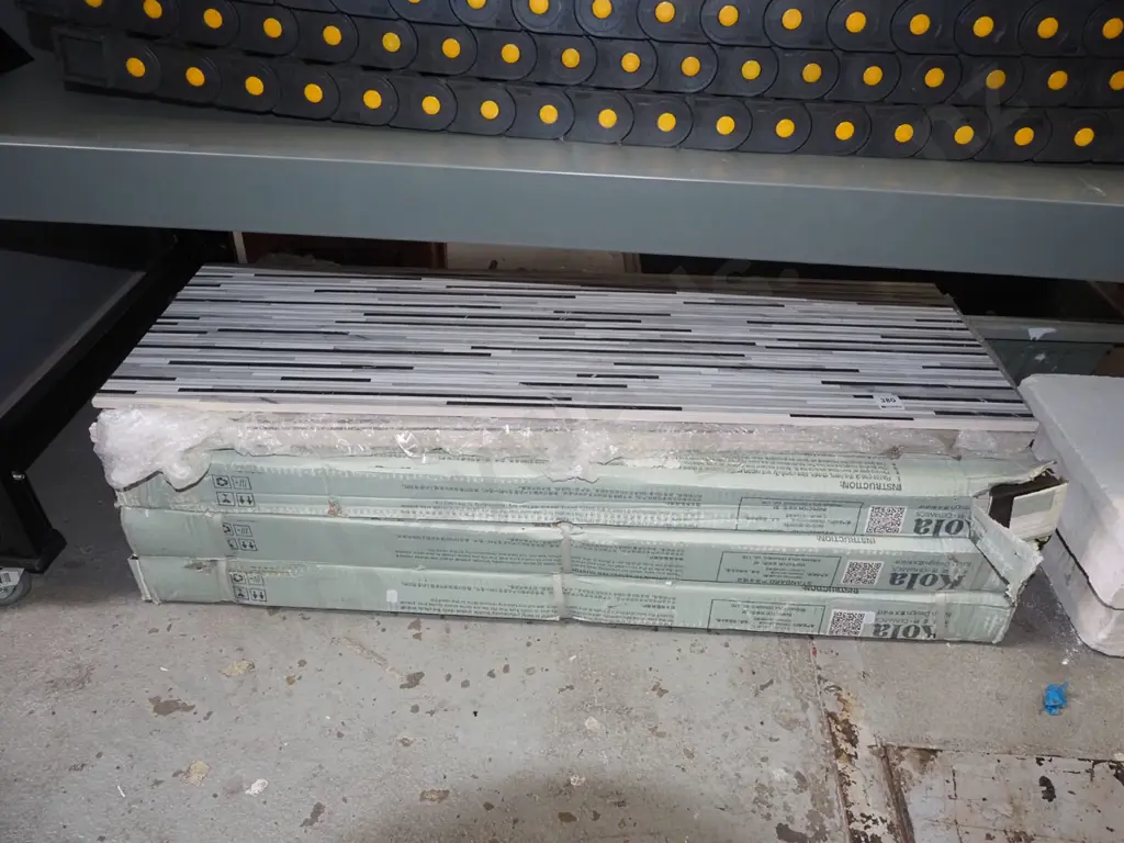 21 contemporary striped wall tiles Each 900x300 Image 1++