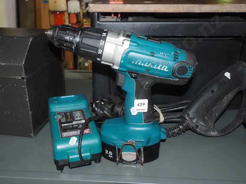 Makita battery drill and charger Image 1++