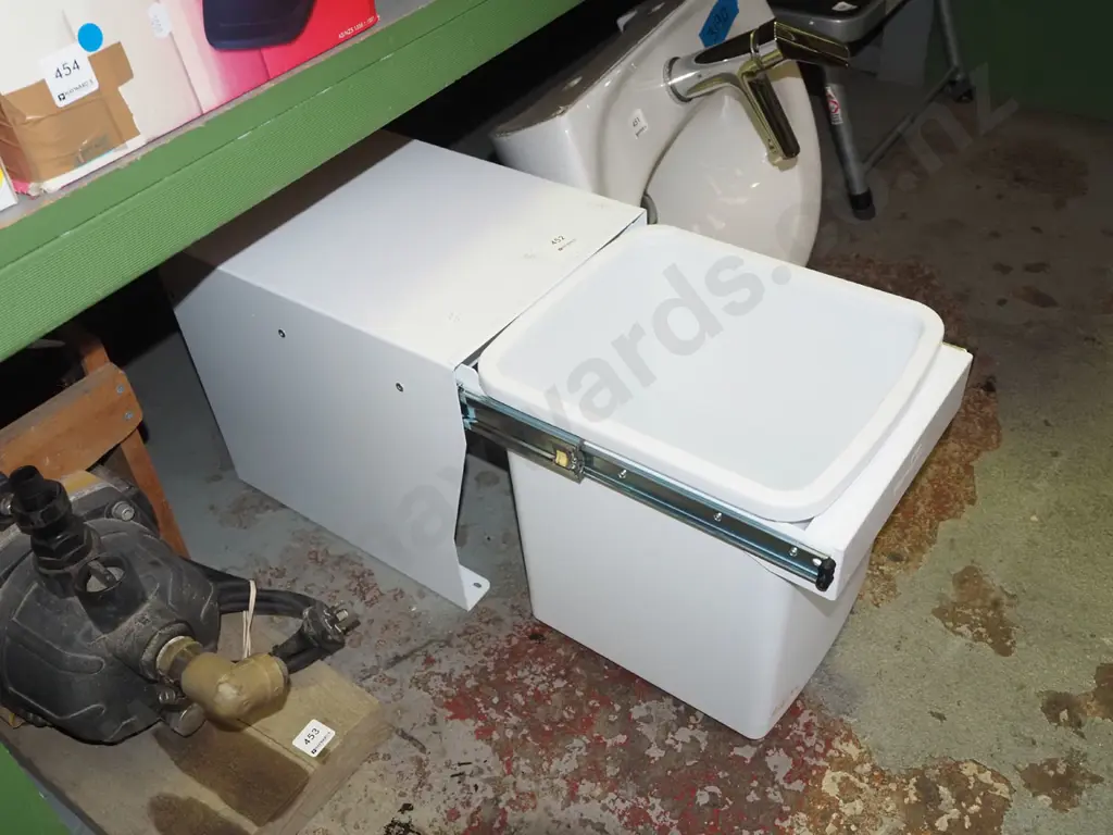 Hideaway rubbish bin Image 1++