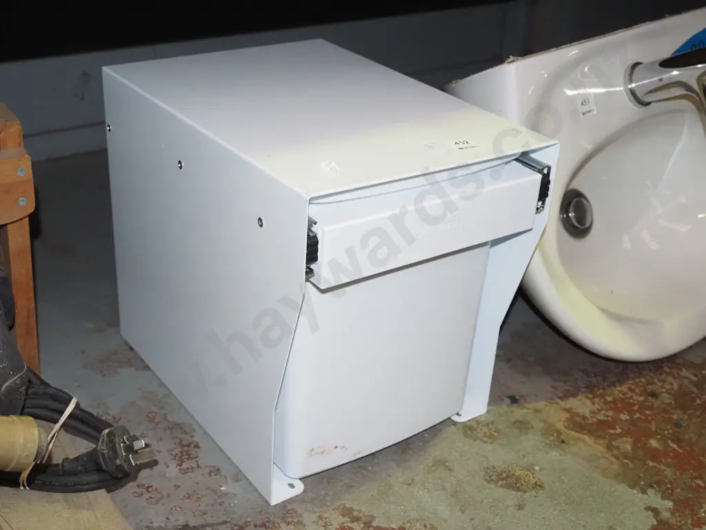 Hideaway rubbish bin Image 1++