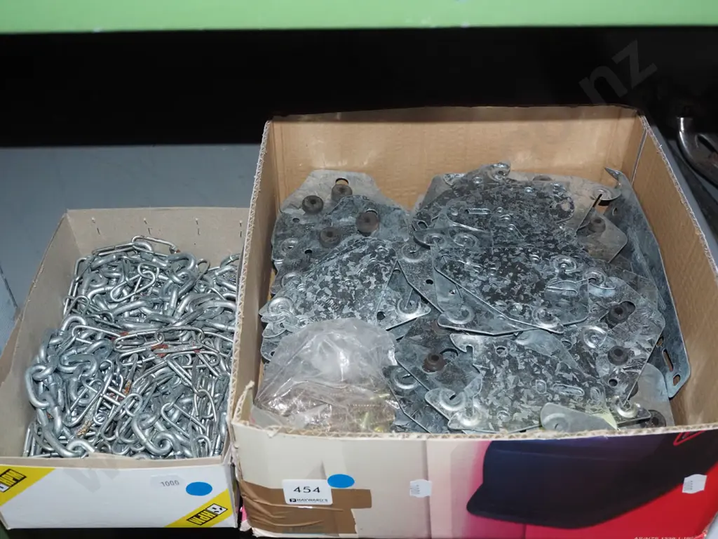 box of various lengths of chain, box of Rondo baton holders Image 1++