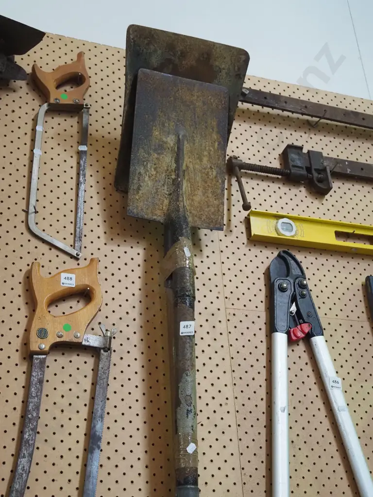 short handled wide mouth shovel, garden spade Image 1++