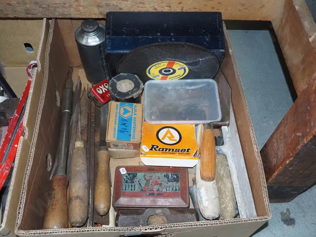 box; files, cut off discs, fasteners etc Image 1++