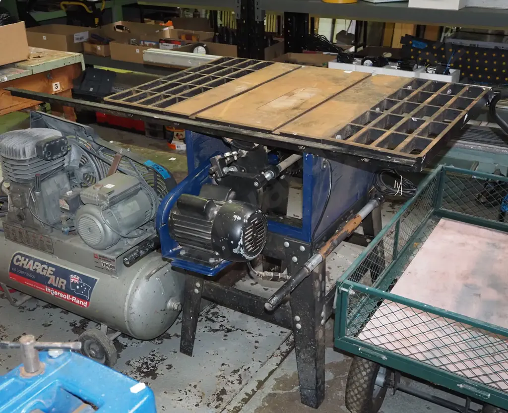 unbranded table saw - missing  guides etc - saw needs to be bolted to stand  H890 W1020 D820 Image 1++