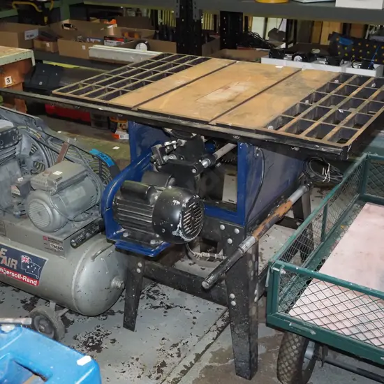 unbranded table saw - missing  guides etc - saw needs to be bolted to stand  H890 W1020 D820