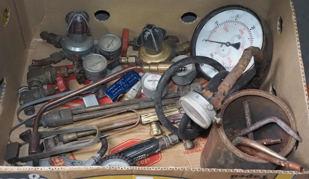 box; welders torches, brass gate valves, pressure gauge etc Image 1++