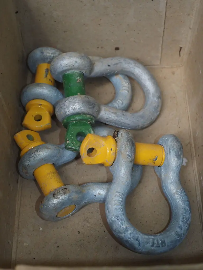 box of D shackles Image 1++