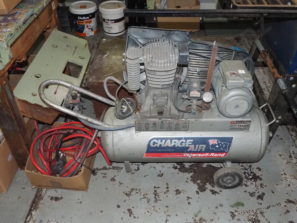 charge  Gear air compressor and box of air hoses etc Image 1++