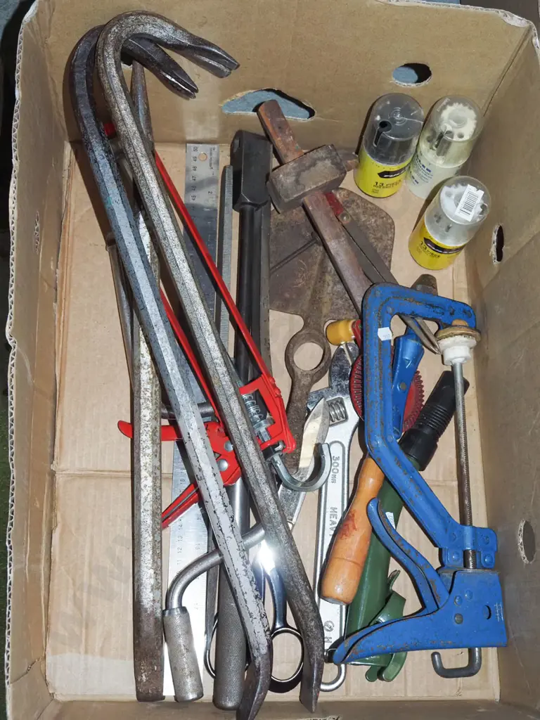 box; clamps, marker gauges, caulking gun etc Image 1++