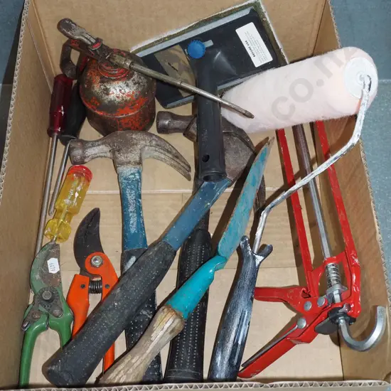 box; secatueurs, hammer, caulking gun etc