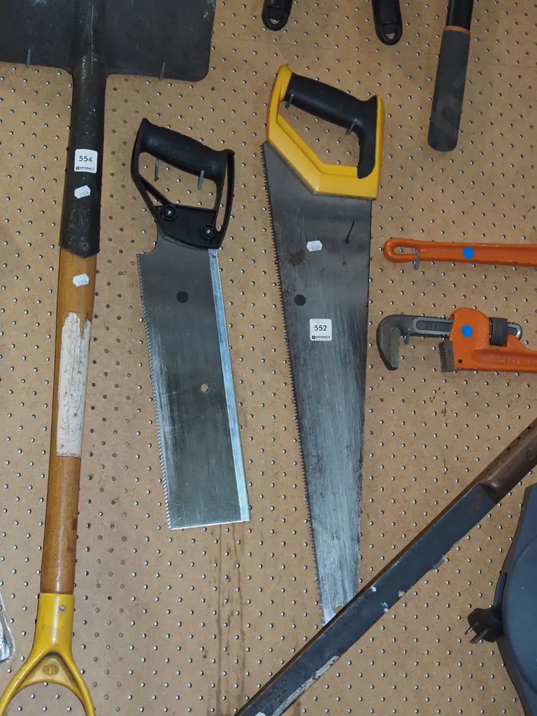 hand saws - black dots Image 1++