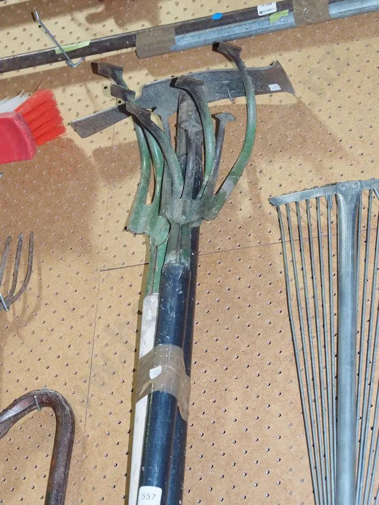 2x garden cultivators, mattock Image 1++