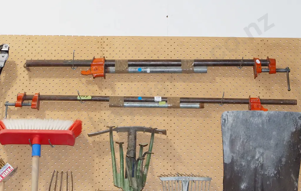 pair of pipe clamps L1060 Image 1++