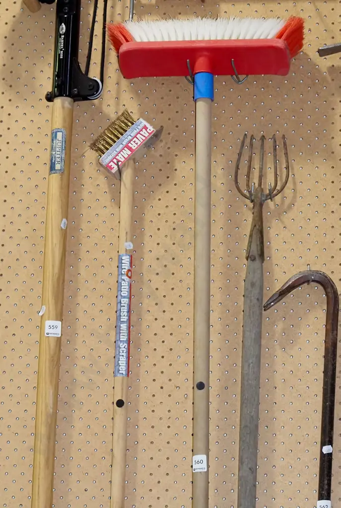 Pavermate long handled wire brush, broom Image 1++