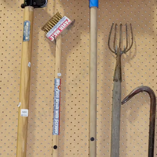 Pavermate long handled wire brush, broom