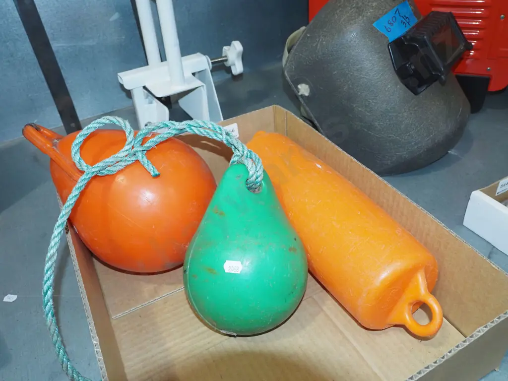 box; 3x plastic buoys Image 1++