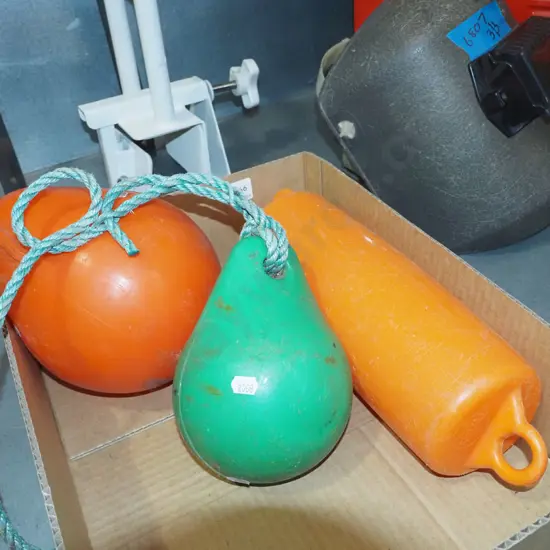 box; 3x plastic buoys
