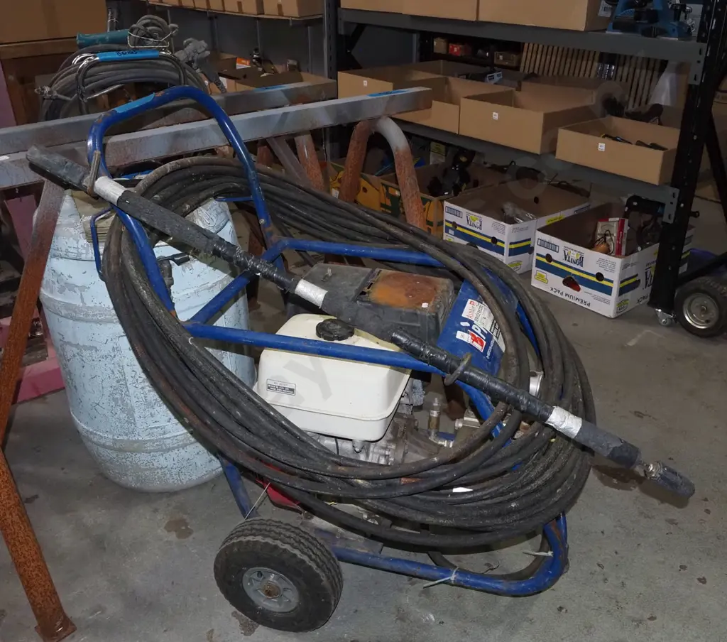 heavy duty 4 stroke water blaster with blue plastic reservoir tub Image 1++