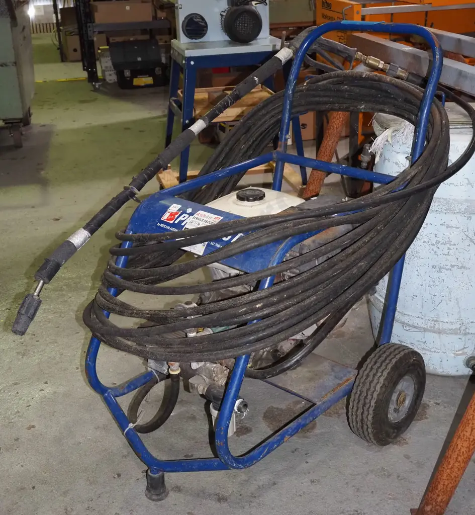 heavy duty 4 stroke water blaster with blue plastic reservoir tub Image 1++