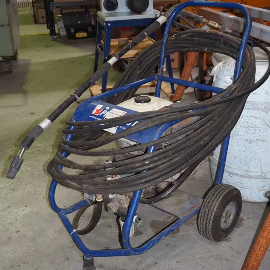 heavy duty 4 stroke water blaster with blue plastic reservoir tub