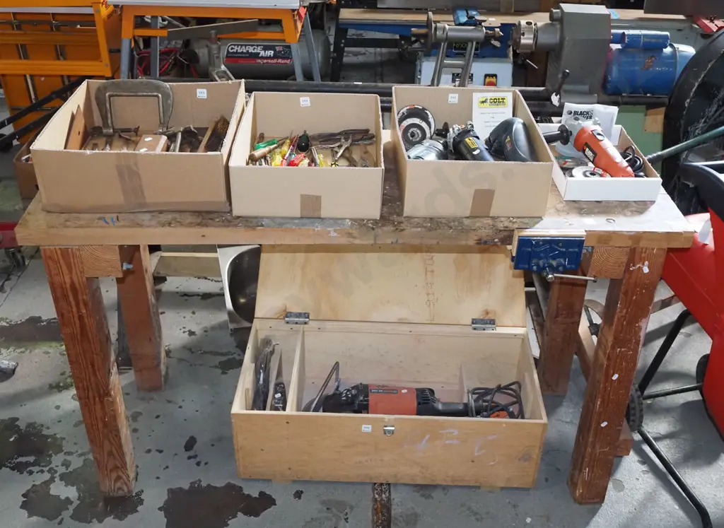 homemade woodworker's bench with small vice H910 W1540 D550 Image 1++