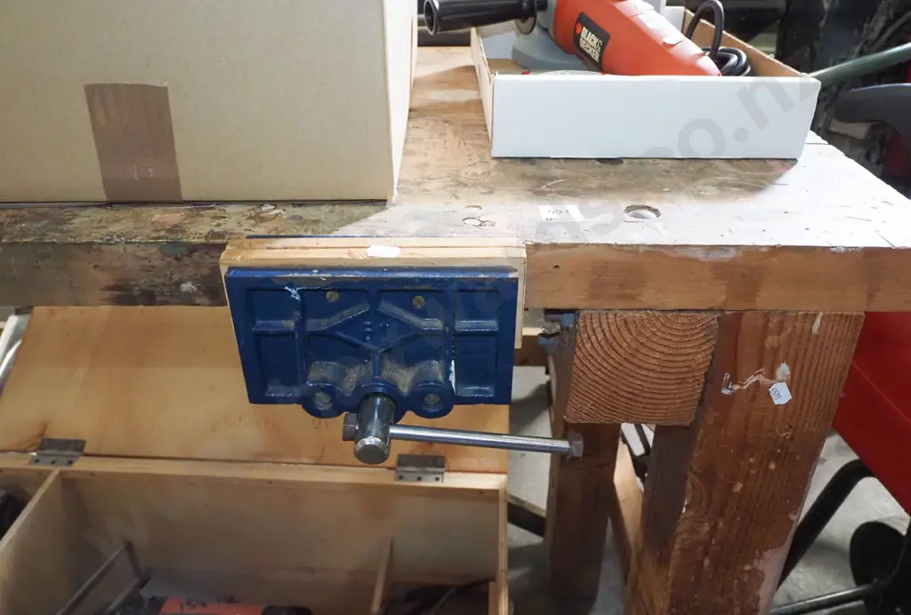 homemade woodworker's bench with small vice H910 W1540 D550 Image 1++