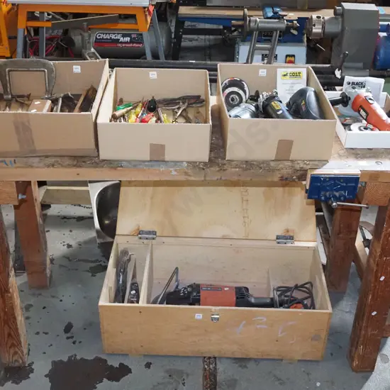 homemade woodworker's bench with small vice H910 W1540 D550