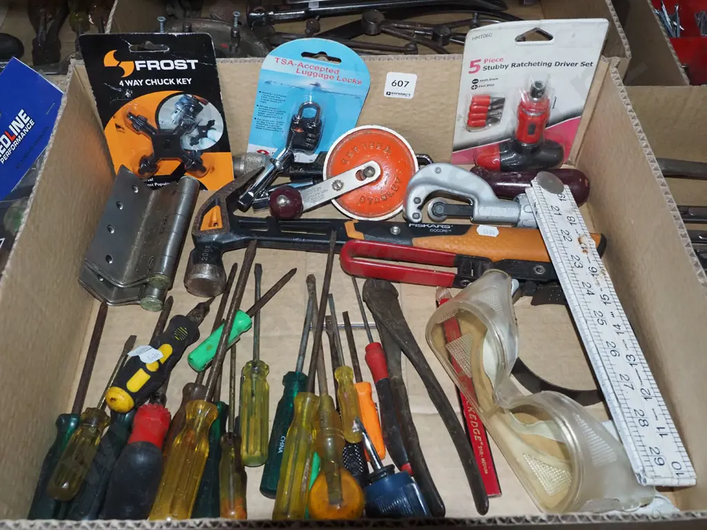 box; hammer, screwdrivers, hinges etc Image 1++