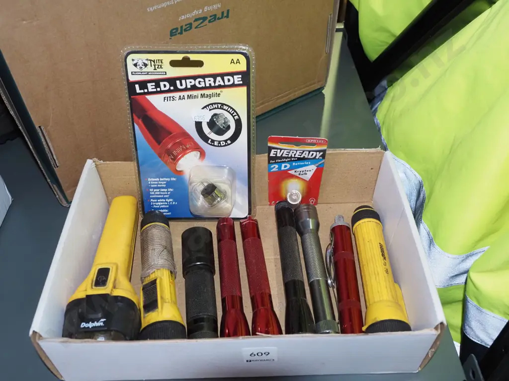 box; torches, light bulbs Image 1++