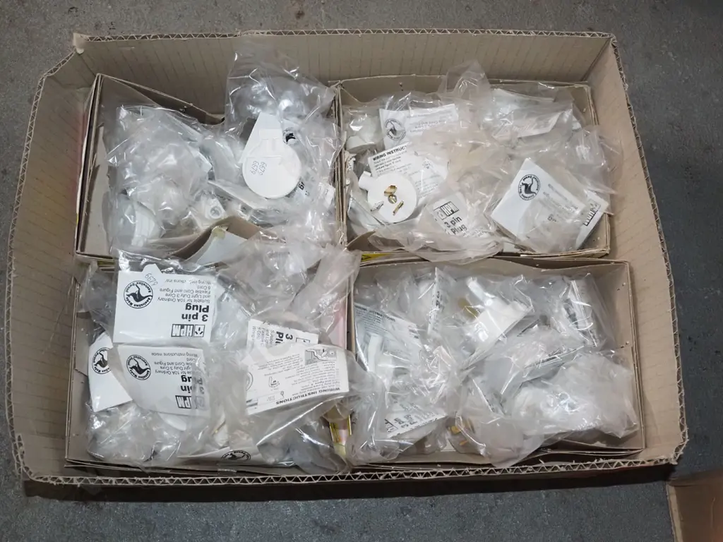 box; 3 pin plugs Image 1++