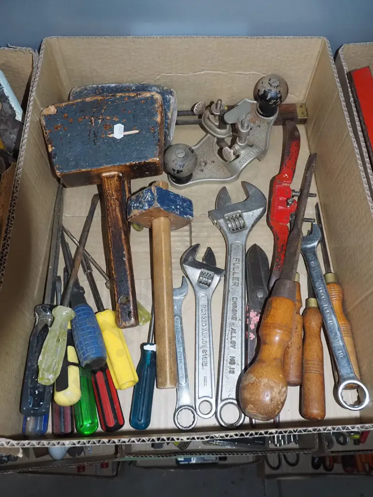 box; wooden mallets, crescents, plunge planes etc Image 1++