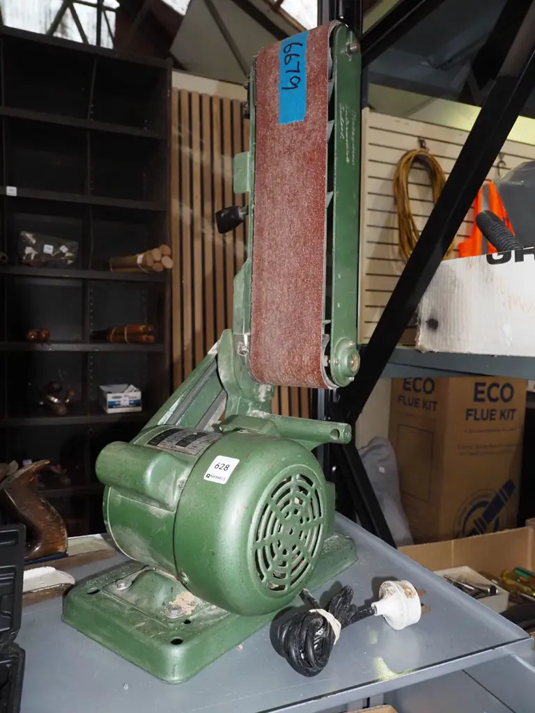 wall mounted sanding station Image 1++