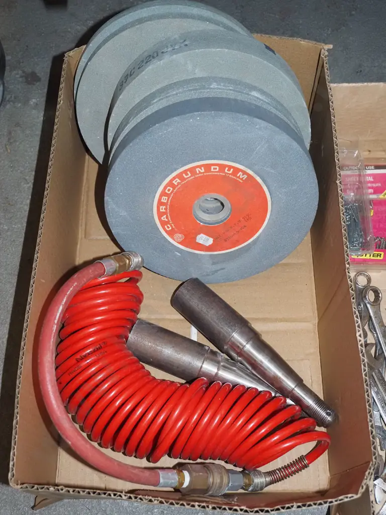 box; grinding wheels, air hose, 2x stub axles Image 1++