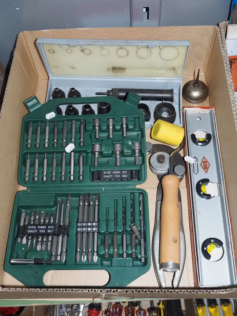 box; Wad punch kit, driver set, level etc Image 1++